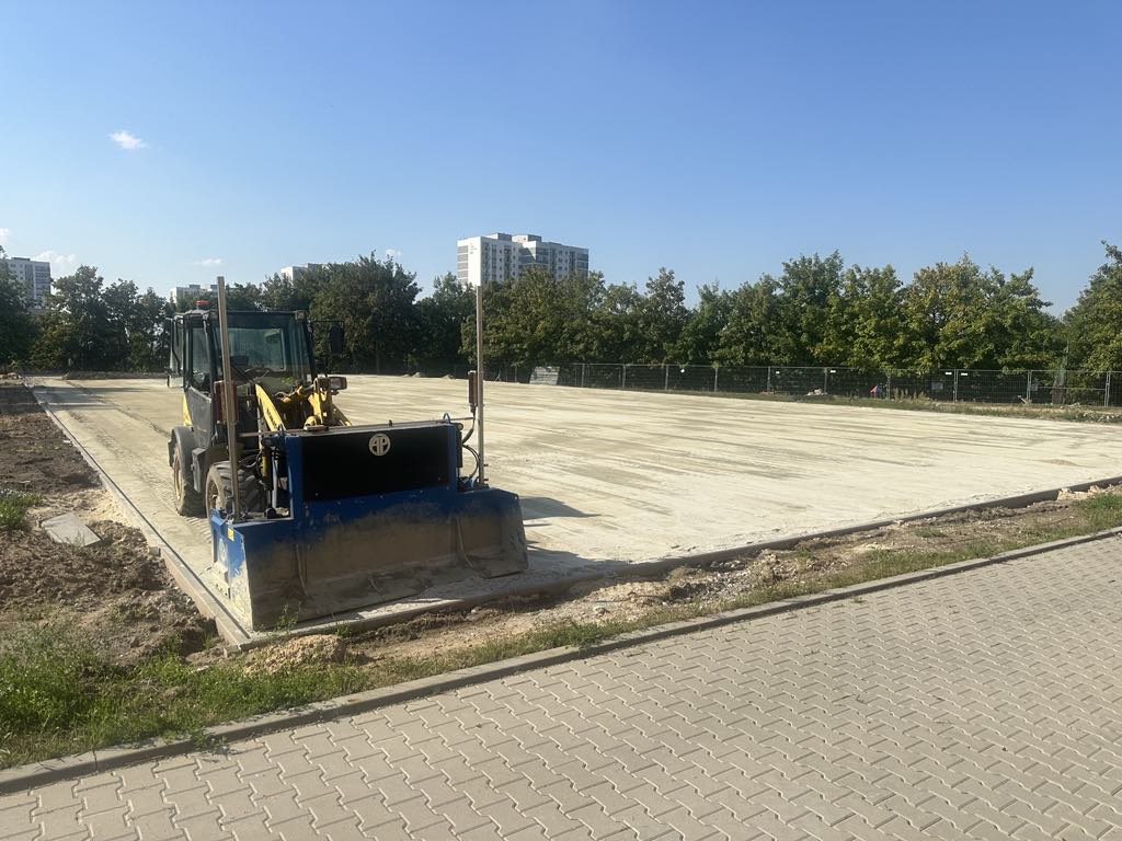 Plac przygotowany pod boisko ze sztucznej trawy